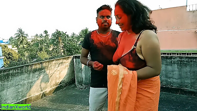 Joven tamil se deleita doblemente con dos impresionantes mujeres indias maduras en Holi