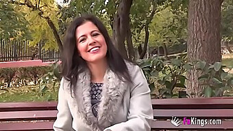 Una Milf Española Culona, Ofrece Placer Oral A Un Desconocido Al Aire Libre