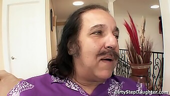 운좋게도 남자 Ron Jeremy는 핫한 십대 연하 딸 Lynn Love를 가지고 있습니다