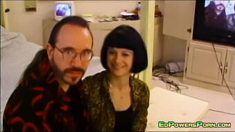 Ed Powers E Nona Mejone Si Dedicano A Baci Classici E Azione Da Dietro