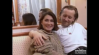 Sânii mari naturali ai MILF Gina și sexul dur într-un videoclip vintage