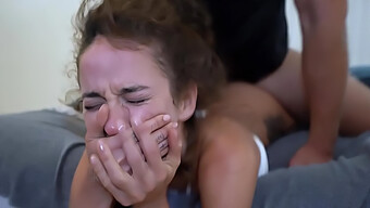 18letá Dívka Si Nechá Zničit Svůj Těsný Zadek Velkým Penisem