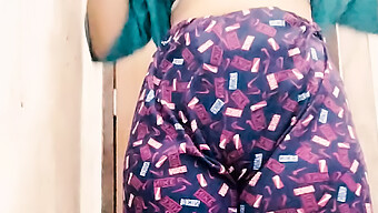 Desi Aunty'S Dirty Talk In Clear Hindi Audio While Showing Her 18-Year-Old Daughter'S Curves