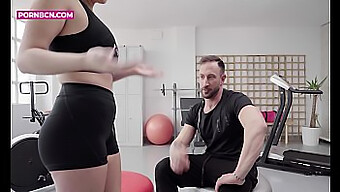 Una Giovane Latina Amatoriale Con Una Figura Voluttuosa E Un Personal Trainer Muscoloso Si Impegnano In Sesso Hardcore In 4k