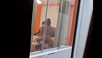 출장중 친구의 불륜을 은근히 관찰하는데..