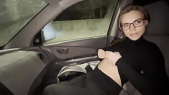 Teen gives a blowjob in a car during a traffic jam