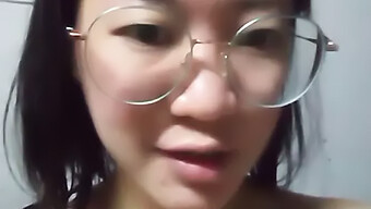 Jeune Fille Asiatique Explore Ses Désirs Dans Une Session Solo Taboue À La Maison