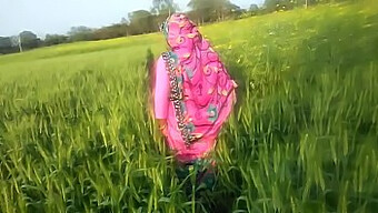 Indian Amateur Couple'S Outdoor Sexual Escapade In The Village