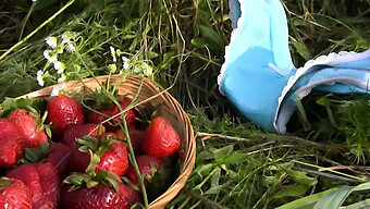 Schönes Mädchen Gibt Sich Erdbeeren Hin Und Enthüllt Ihre Süße Muschi