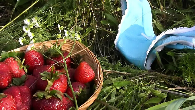 Gadis cantik menikmati strawberi dan memperlihatkan faraj manisnya