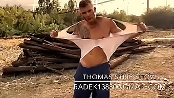 Thomas.J ถอดเสื้อผ้าเพื่อเปิดเผยร่างกายของเขา