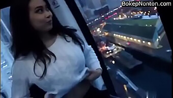 一个惊人的少女在公共场合自豪地展示她的大自然乳房