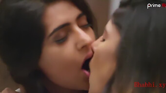 Sărutul Pasional Al Lui Shiny Dixit Într-O Scenă Lesbiană Indiană