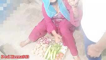 Desi Bhabhi Mendapat Pantat Besarnya Diliwat Oleh Penjual Sayur Dalam Dialog Hindi Yang Eksplisit