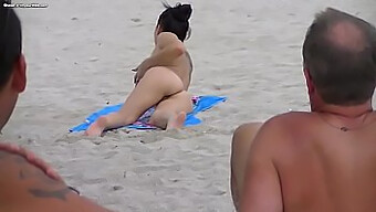 Aventura al aire libre de una pareja amateur en la playa