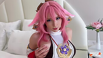 Le Cosplay De Yae Miko En Gorge Profonde Et Par Derrière Dans Une Vidéo Sur Le Thème De Genshin Impact