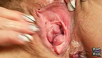 Une Maman Mature Amateur Se Fait Plaisir Avec Un Jouet