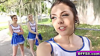 Cheerleaders و مربی در رابطه جنسی گروهی شرکت می کنند