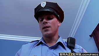 Amia Miley和johnny Sins主演一部硬核brazzers视频,特色是警察角色扮演