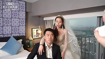 誘惑的な結婚式の衣装を着た人妻が、巨根男性と情熱的な出会いをする。