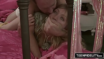 Szőke Tini Ivy Wolfe 18. Születésnapját Egy Creampie-Vel Ünnepli