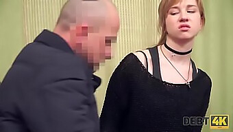 Die russische Teenagerin Alice Klay gibt einen Blowjob und hat harten Sex mit dem Geldverleiher