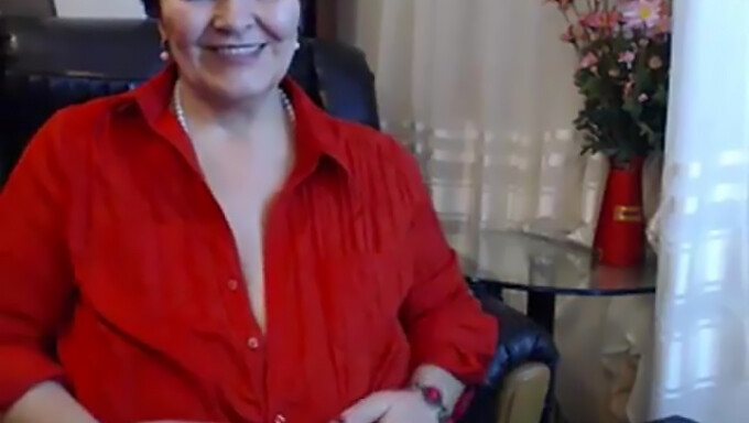 Granny webcam show with voluptuous older woman