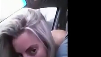 Sexe Oral Amateur Dans Une Voiture Garée Avec Une Bombe Blonde