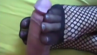 Footjob Amatur Dengan Milf Matang