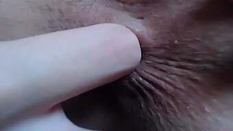 Exploração Anal Intensa Com Close-Ups Detalhados E Dedilhado Profundo