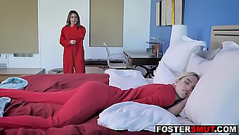 Adolescenta Blondă Și Mama Ei Adoptivă Milf Se Răsfăț În Plăceri Lesbiene Tabu