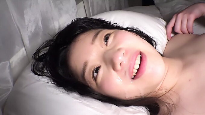 Yuuna Himekawa, de best beoordeelde Aziatische tienervideo, krijgt een creampie en vingeren.