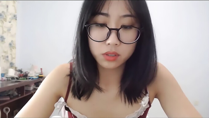 Ekshibisionis Asia memamerkan semuanya dalam striptis yang sensual