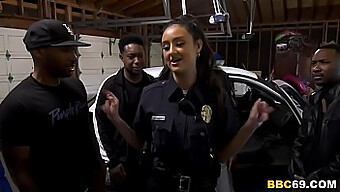 Latina Officier Eliza Ibarra Geeft Een Deepthroat Aan Meerdere Zwarte Pikken In Groepsseks