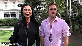 Jasmine Jae, den busty MILF-en med en gjennomboret klitoris, tar sin sex-tape utendørs til stranden!