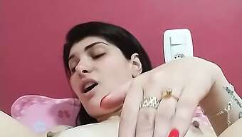 جمال برازيلي يستمتع بنفسه مع لعبة جنسية