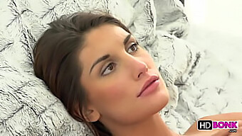 Η Λαμπερή Καλλονή August Ames Απολαμβάνει Αισθησιακό Γαμήσι