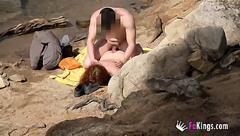 Una Joven Pelirroja Recibe Una Profunda Ducha De Semen En La Playa