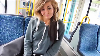 Une Fille Coquine Se Laisse Aller À Jouer En Solo Dans Les Transports En Commun