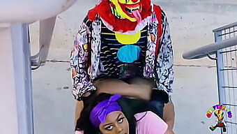 Ebony-Teenagerin erlebt öffentlichen Sex mit einem Clown auf einer belebten Autobahn