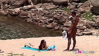 Seorang Pria Afrika Yang Berpenis Besar Bertemu Dengan Seorang Pengunjung Pantai Telanjang Untuk Beberapa Kenikmatan Di Luar Ruangan.