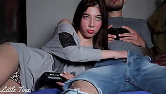 La Petite Amie De Mon Ami Me Fait Une Branlette Pour Gagner À Fifa, Puis Nous Avons Des Relations Sexuelles Anales