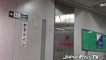 Japanische Frauen Urinieren In Einer Öffentlichen Toilette Und Nehmen Sich Dabei Auf