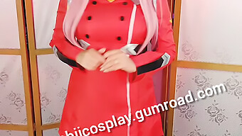 Zerotwo'S Latina Tonåring I Naturliga Bröst Cosplay Till Jul