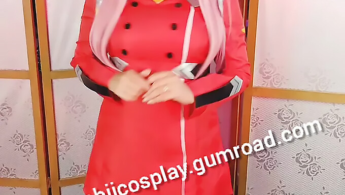 ZeroTwo's Latina-tenåring i naturlige pupper cosplay til jul