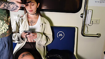 Getatoeëerde Babe Geeft Een Blowjob In De Trein En Krijgt Een Creampie