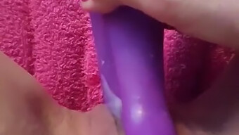 Amatur Menghisap Vibrator Untuk Keseronokan Yang Hebat.