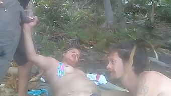 Un Couple Chaud Sur Une Plage Nue Devient Coquin (Blonde, Nue, Baise)