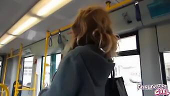 Młoda Kobieta Zaspokaja Się W Tramwaju We Frankfurcie