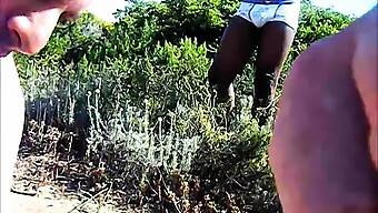 Verführerische Freundin Nimmt In Einem Spanischen Strand-Porno-Video Mehrere Männer Auf